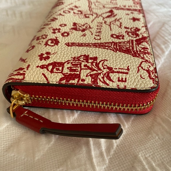 💥SOLD💥EUC Tory Burch Perry Destination Print Red Continental Wallet - Picture 4 of 5